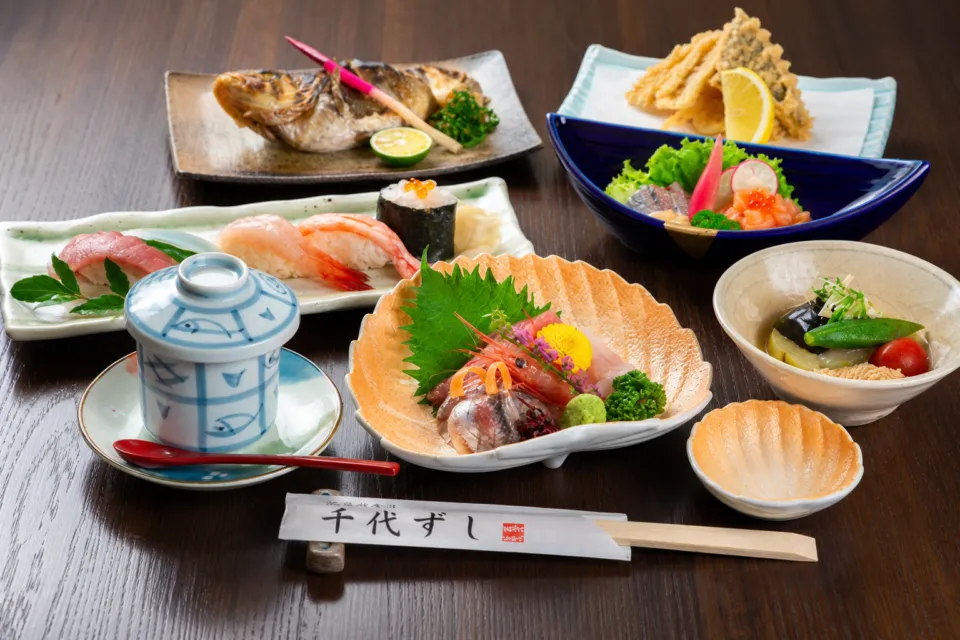 能登前寿司 千代ずしの寿司と刺身を含む会席料理