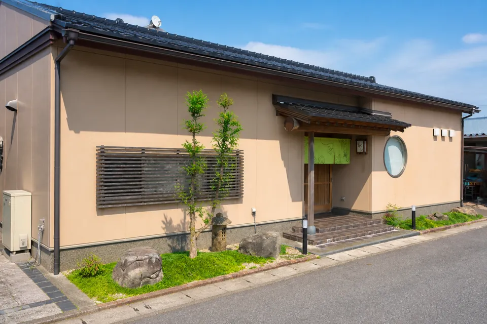 能登前寿司 千代ずしの店舗外観と入口