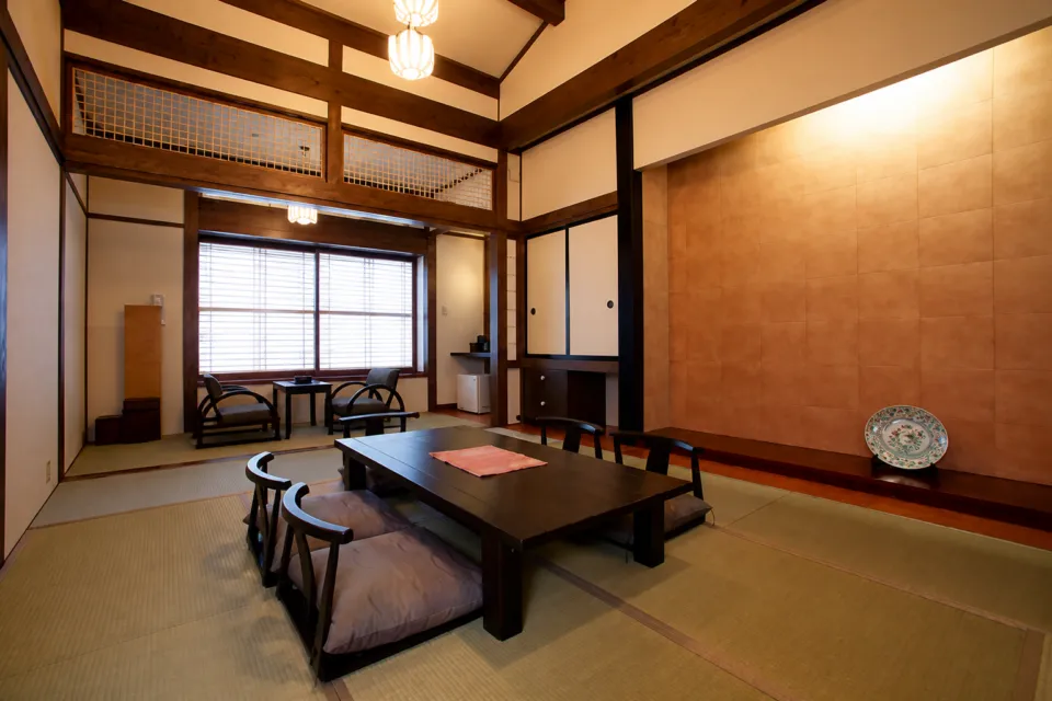 能登屋旅館の別館和室