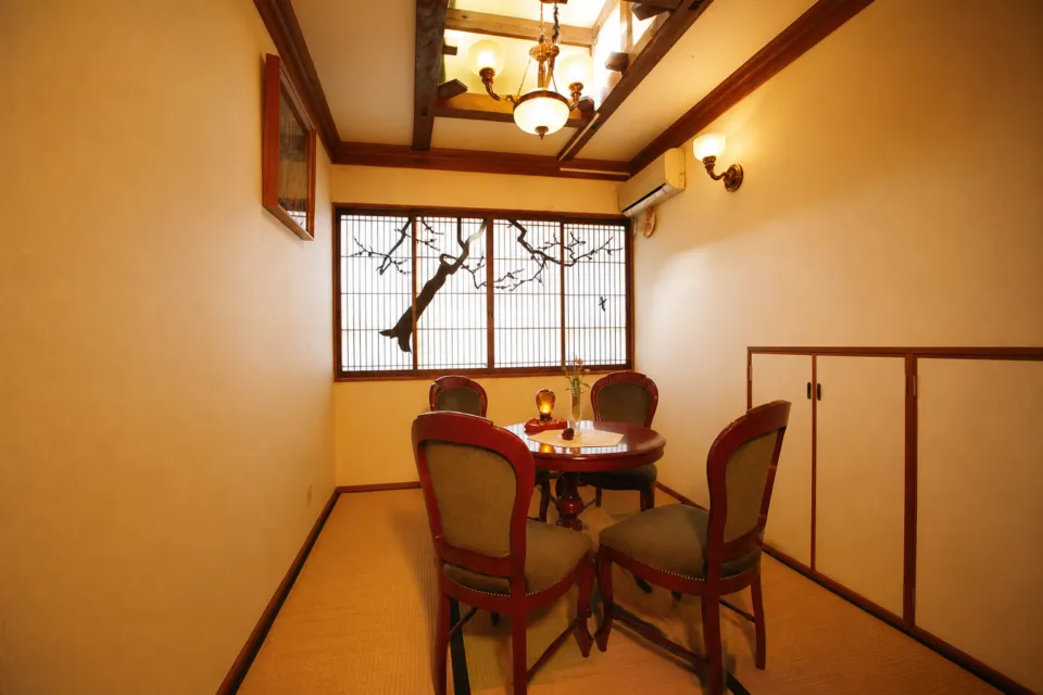 能登屋旅館の談話室の丸テーブル席