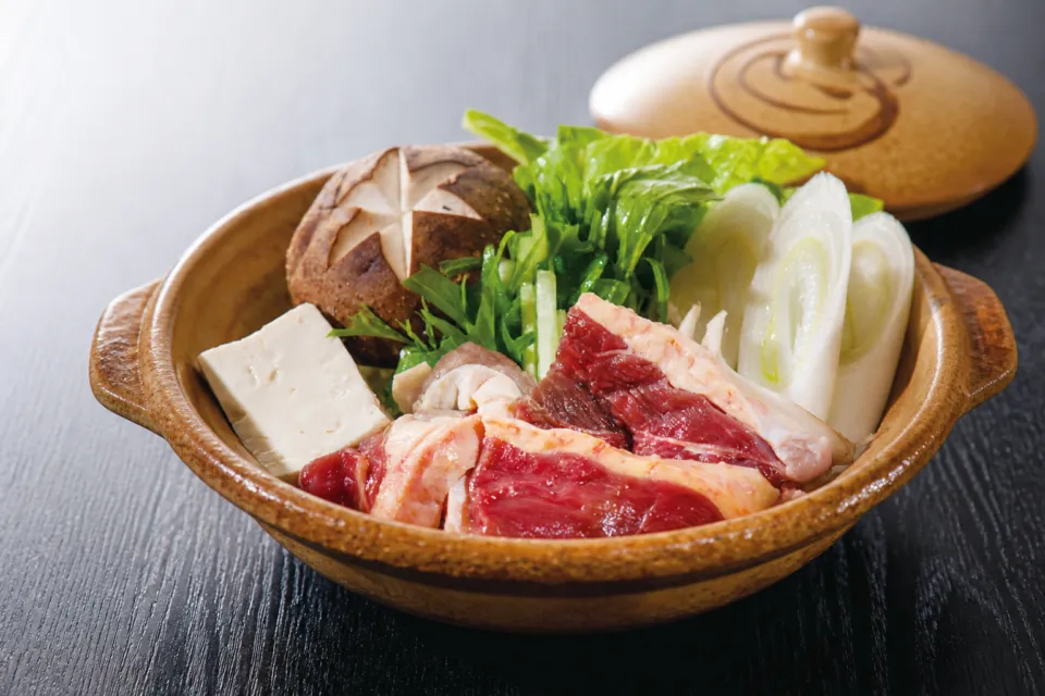能登屋旅館の山形の食材を使った鍋料理