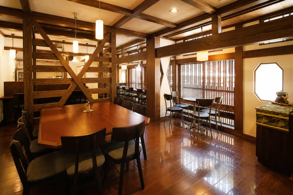 能登屋旅館の木組みを生かした談話スペース