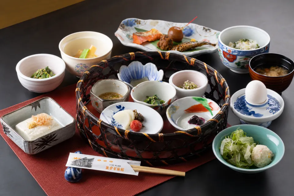 能登屋旅館の朝食膳