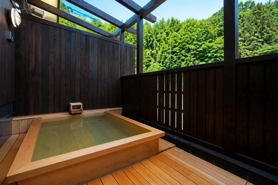 能登屋旅館の緑を望む露天風呂