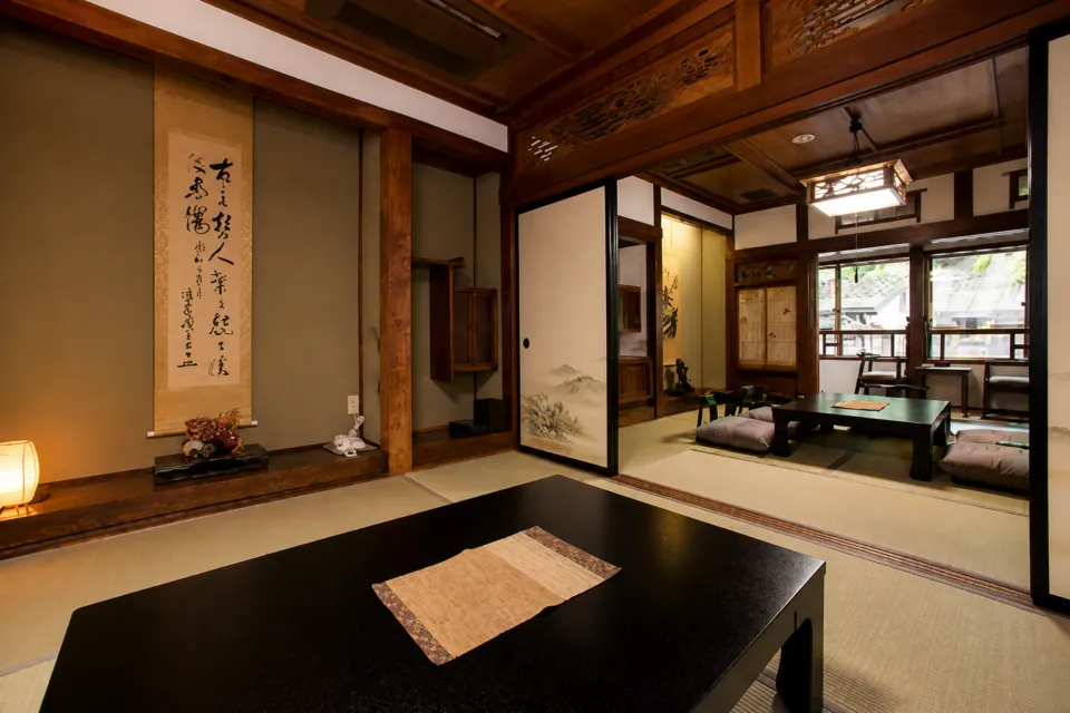 能登屋旅館の本館和室