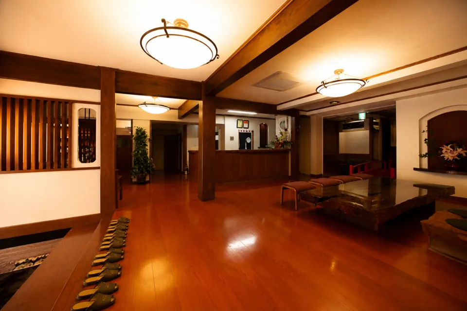 能登屋旅館の本館ロビー
