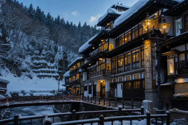 能登屋旅館の雪景色の外観