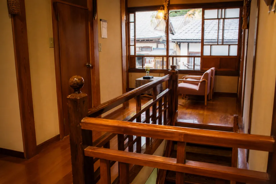能登屋旅館の歴史ある木造階段
