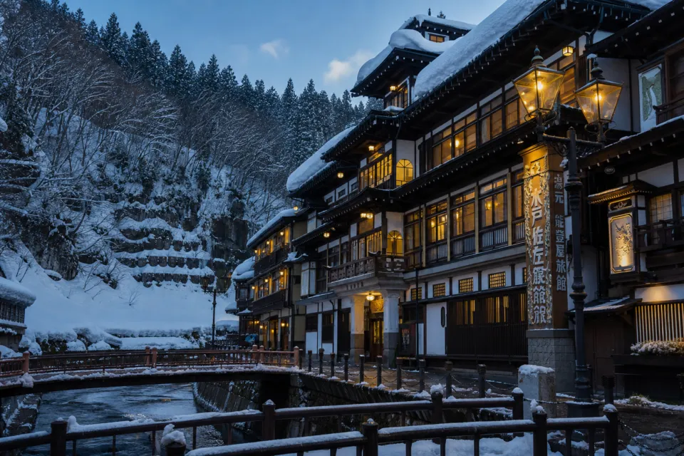 能登屋旅館の雪景色の外観