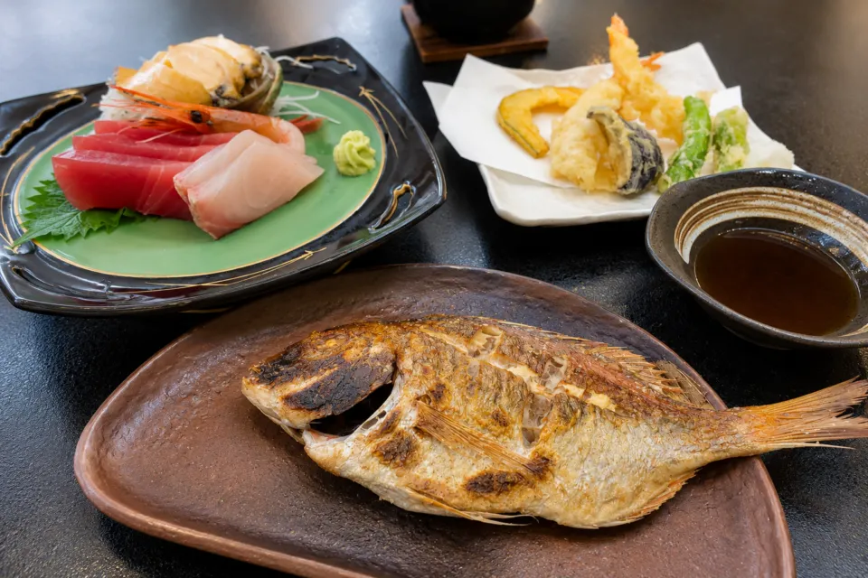 大船渡温泉の焼き魚と刺身の料理