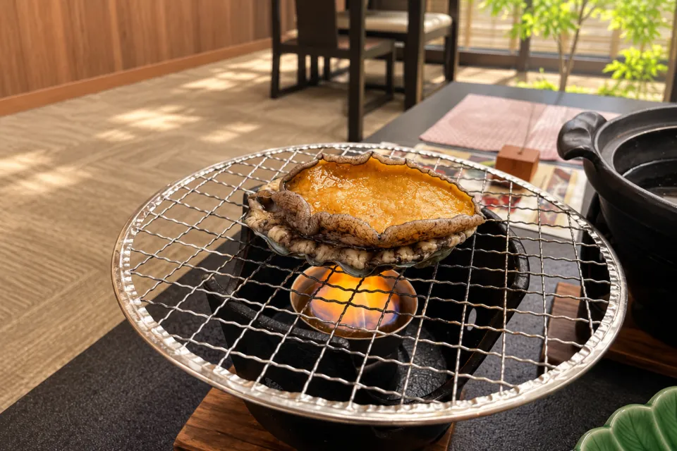 大船渡温泉の網で焼くあわび
