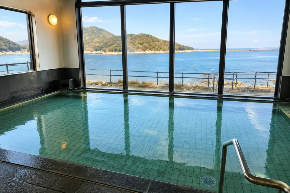 大船渡温泉の大船渡湾を望む内湯
