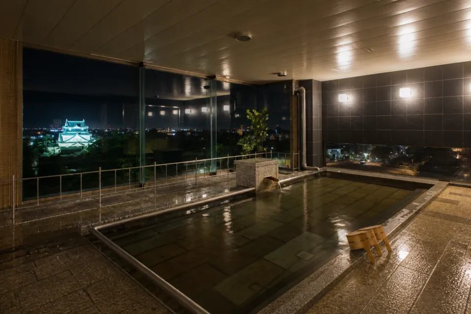 岡崎ニューグランドホテルの夜の岡崎城を望む展望大浴場