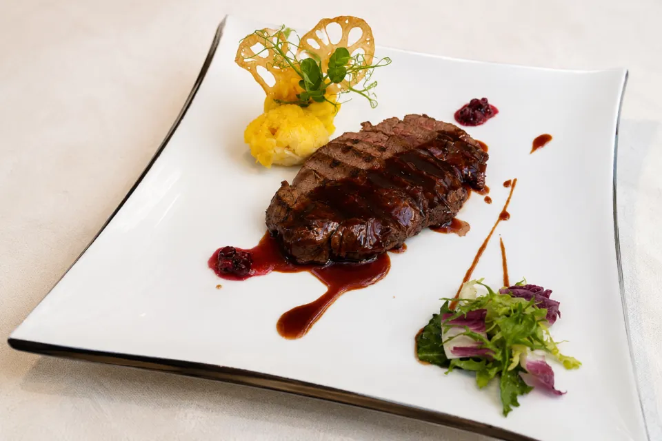 オークラアカデミアパークホテルのステーキ料理