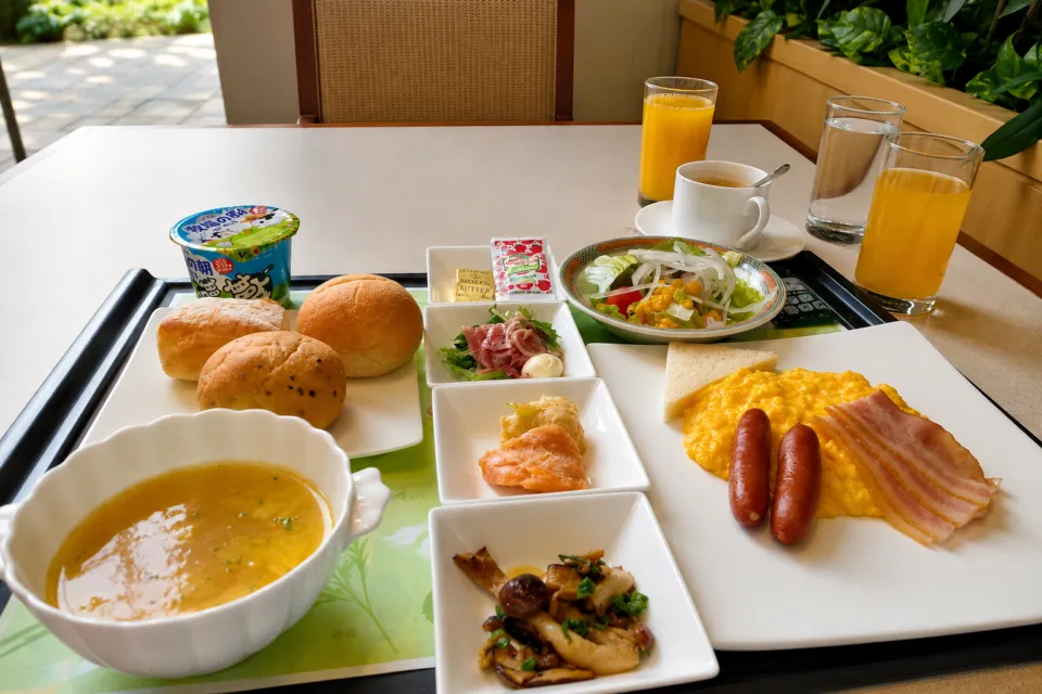 オークラアカデミアパークホテルの朝食の洋食プレート
