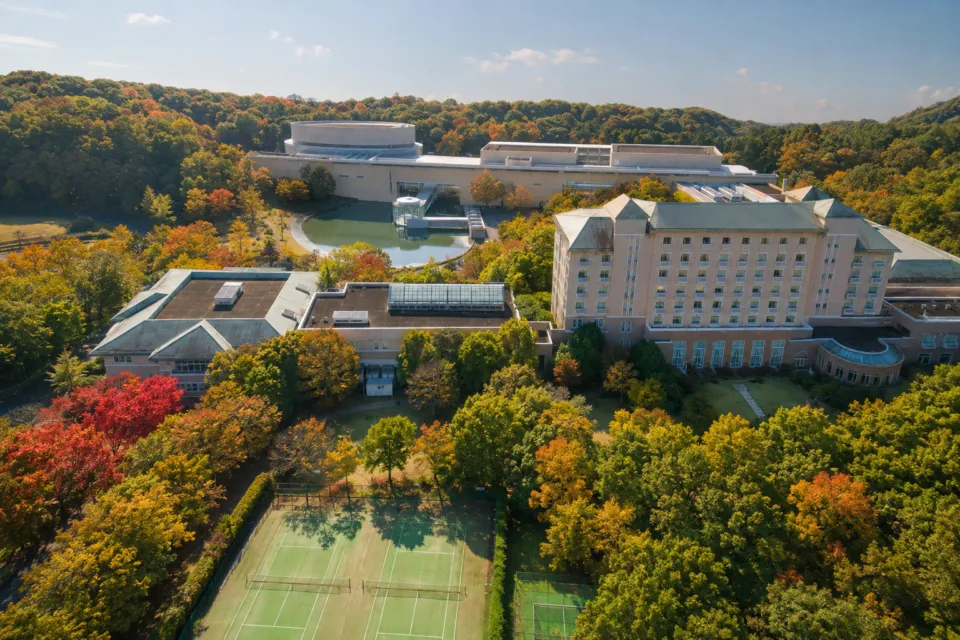 オークラアカデミアパークホテルの紅葉に囲まれたホテル全景