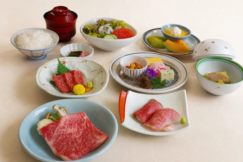 近江肉せんなり亭 伽羅の近江牛料理が並ぶ伽羅会席