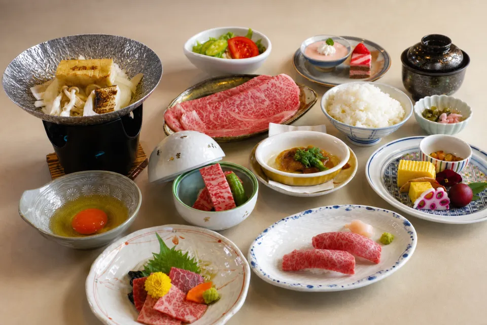 近江肉せんなり亭 伽羅のミニステーキとすき焼き小鍋が並ぶ金亀会席