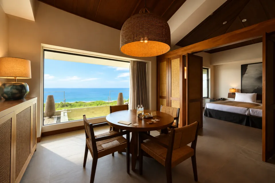 One Suite THE GRANDの海を望む客室のリビングとベッドルーム