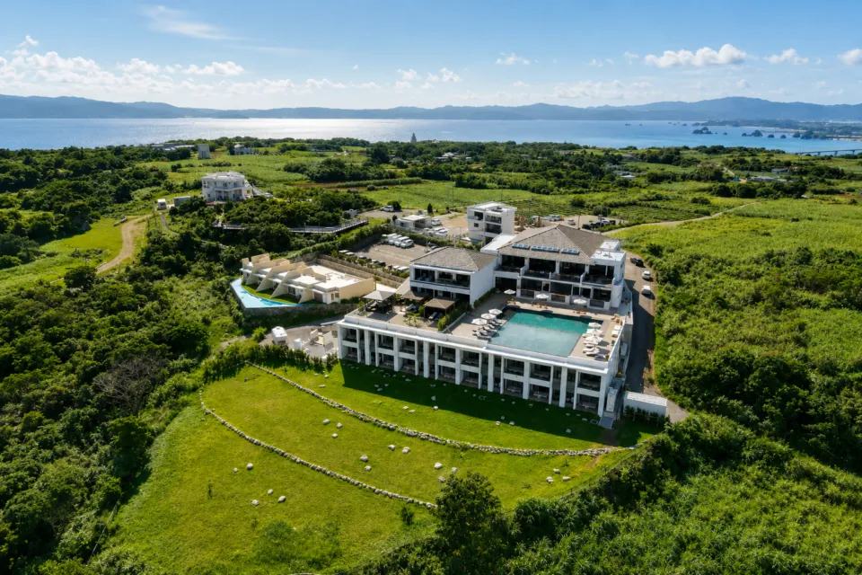 One Suite THE GRANDの緑に囲まれたホテル全景