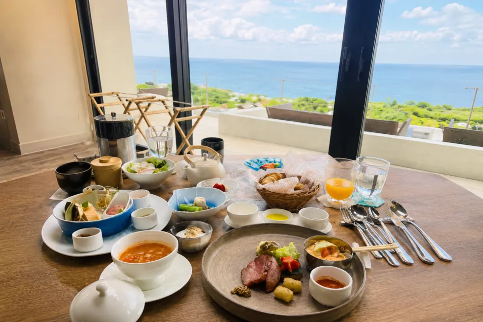 One Suite THE GRANDの海を望むレストランで提供される洋朝食