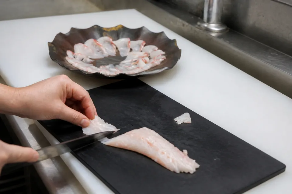 お料理 七草の包丁で魚を切り分ける手仕事