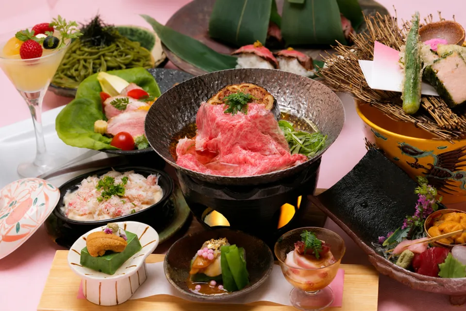 お料理 七草の肉料理や刺身などを盛り付けた会席料理