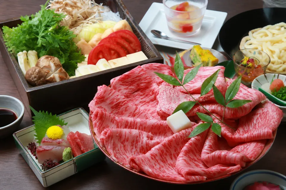 お料理 七草の牛肉と野菜をそろえたすき焼き料理