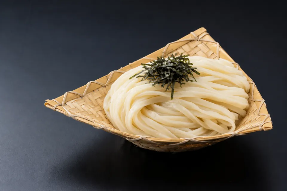 大澤屋 第一店舗の竹ざるに盛られた水沢うどん