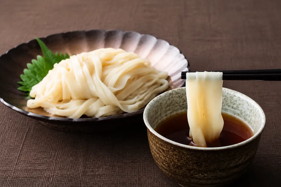 大澤屋 第一店舗のつゆへ運ばれる水沢うどん