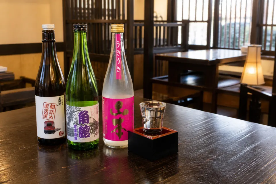 お食事処 桜の里の日本酒が並ぶ冷蔵庫
