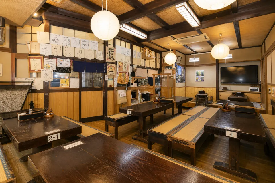 お食事処 桜の里の座敷とテーブルが並ぶ店内