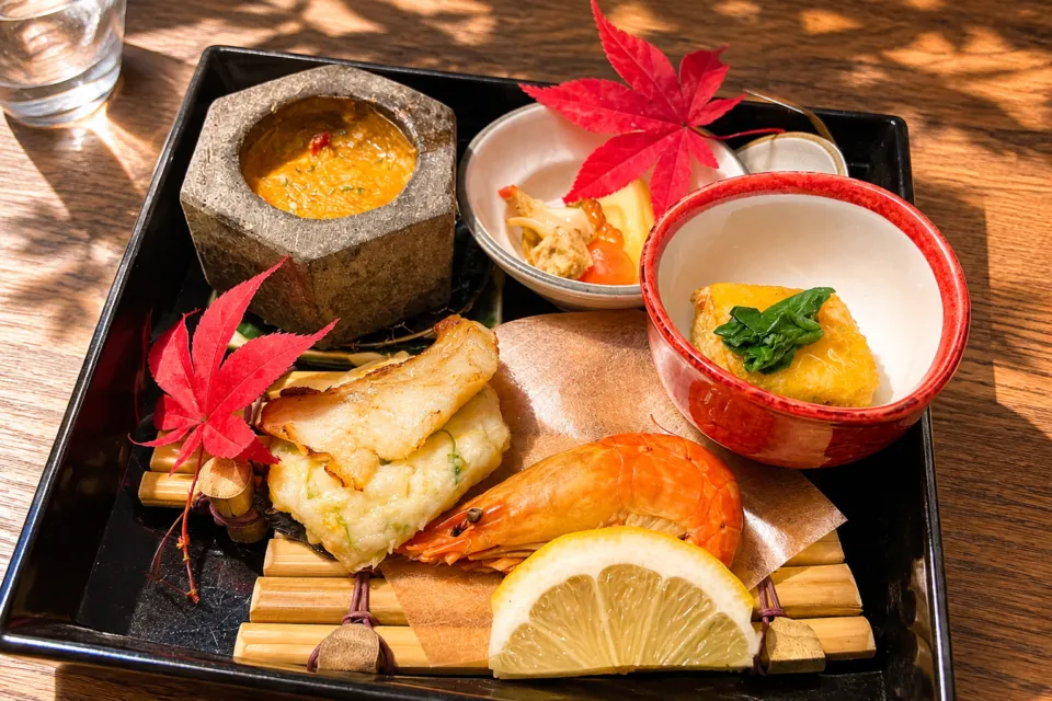 おたる宏楽園の海老と魚料理の盛り合わせ