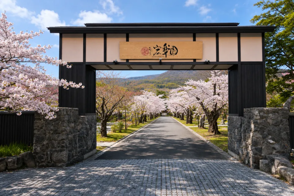 おたる宏楽園の桜並木に続く門