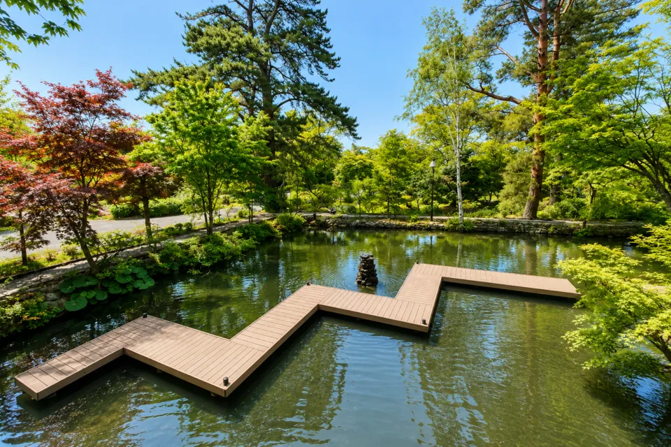 おたる宏楽園の夏の池と木製デッキ