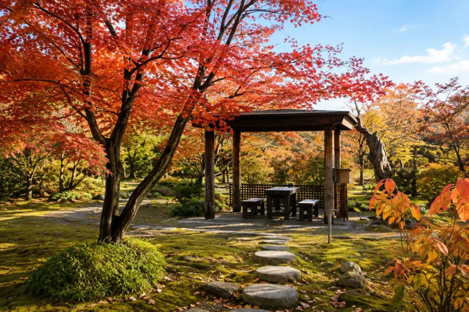 おたる宏楽園の紅葉と庭園の東屋