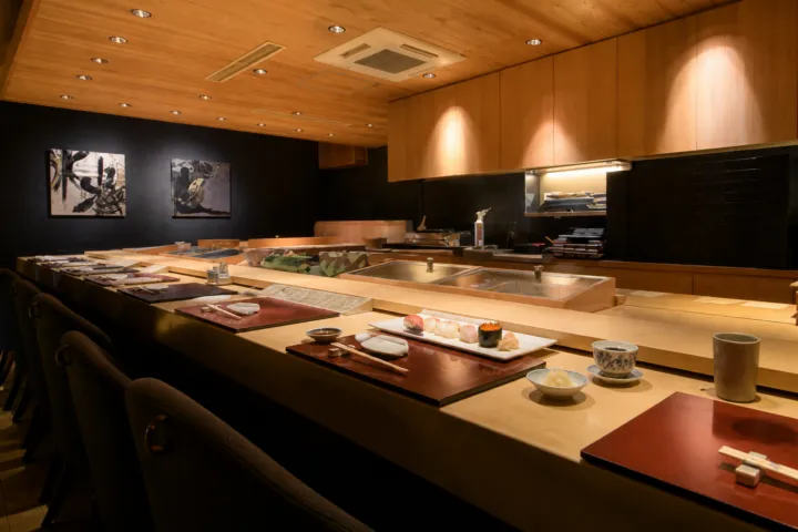おたる政寿司 本店の料理を配したカウンター席