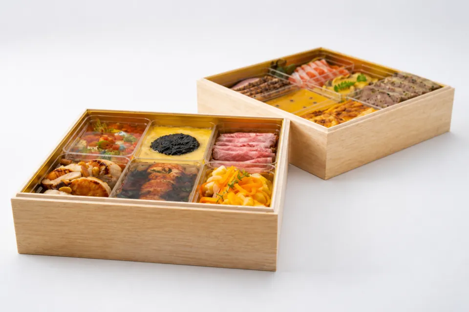 オトワレストランの多彩な料理を詰めたおせちオードヴル