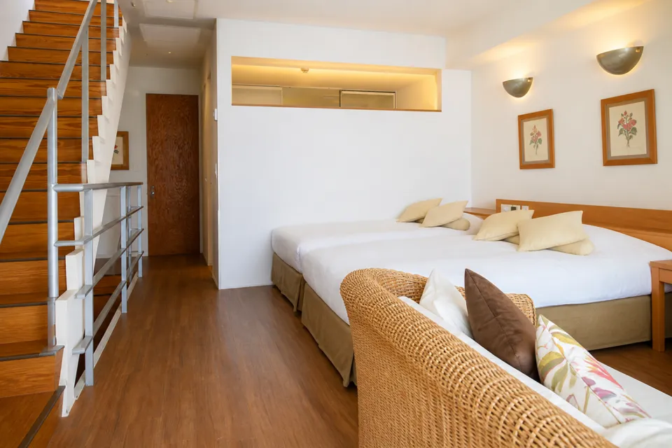 リゾートホテル モアナコーストの白を基調としたモアナ棟のメゾネット客室