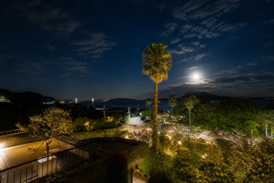 リゾートホテル モアナコーストの月明かりが瀬戸内海を照らすホテルからの夜景