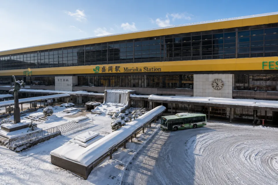リッチモンドホテル盛岡駅前の雪に覆われた盛岡駅