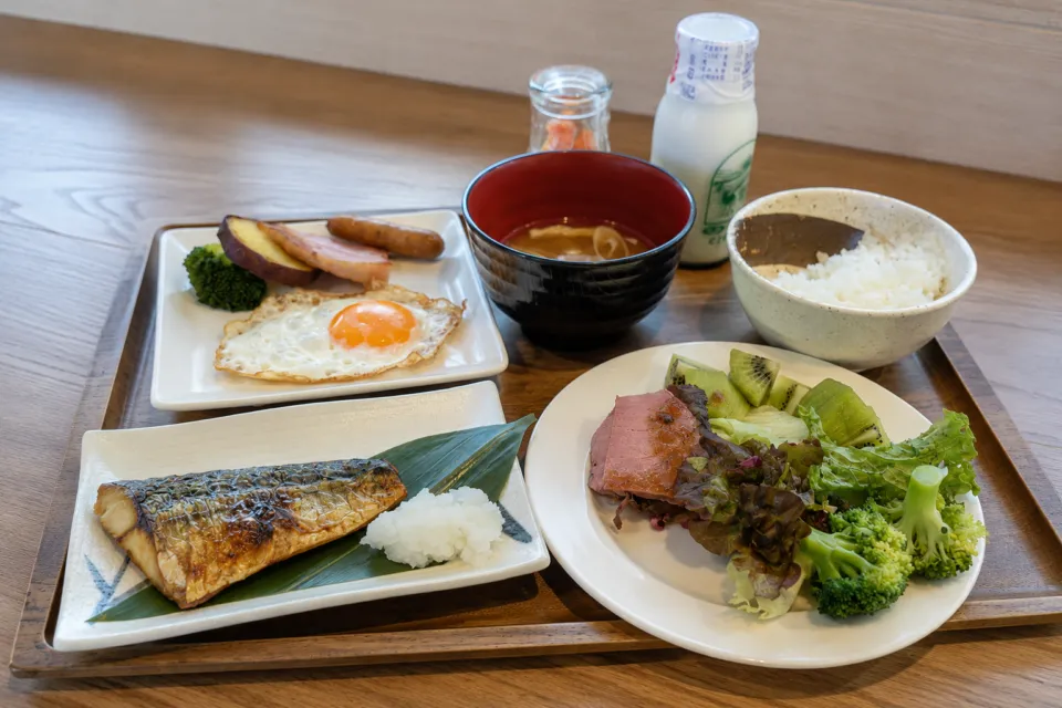 リッチモンドホテル盛岡駅前の焼き魚とサラダの朝食