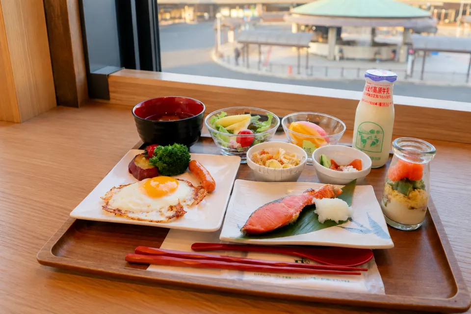 リッチモンドホテル盛岡駅前の窓辺に並んだ朝食