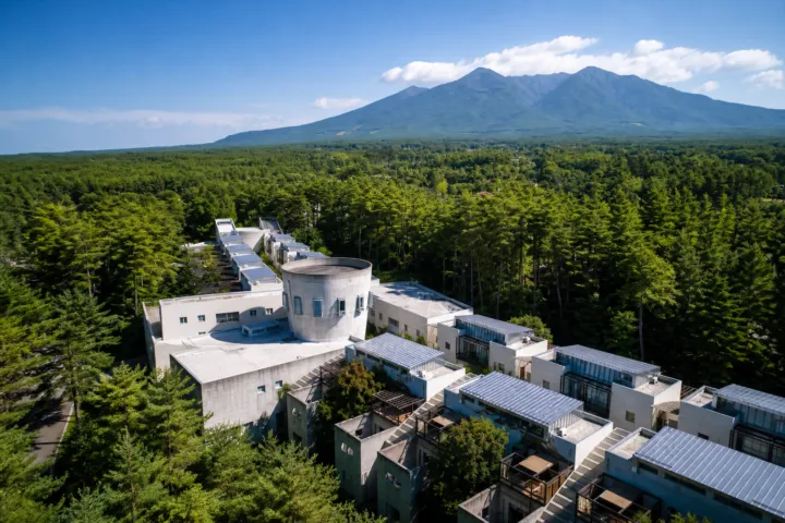 リゾナーレ八ヶ岳の森と山々に囲まれた外観