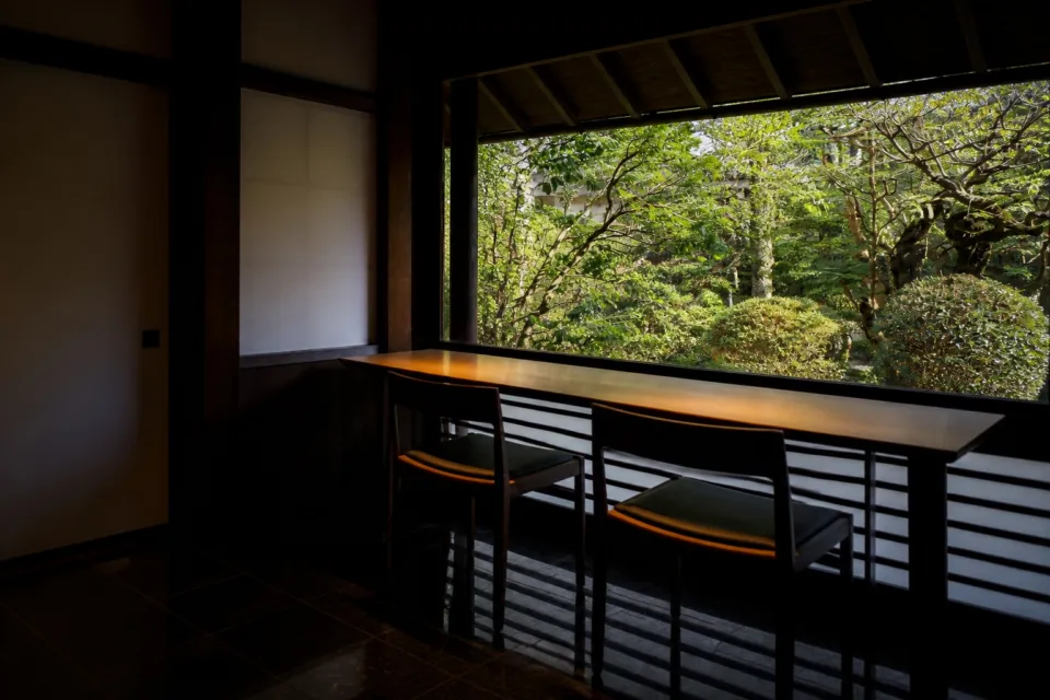 旅館くらしきの庭に面したレストラン