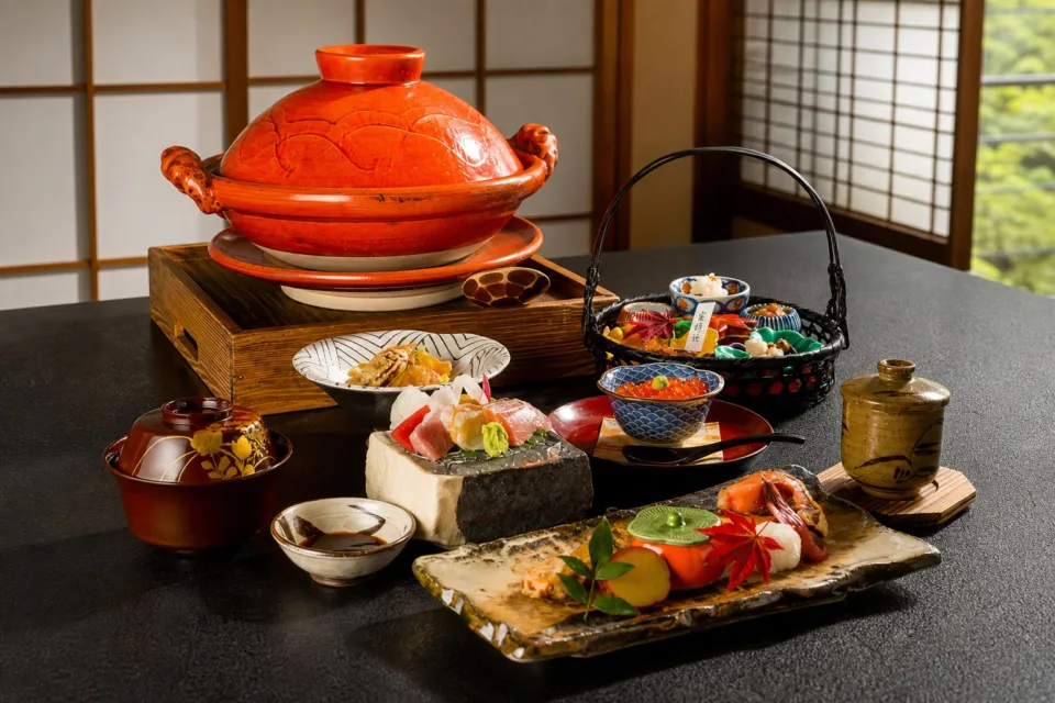 料亭 能登新の土鍋と鮭料理を含む会席料理