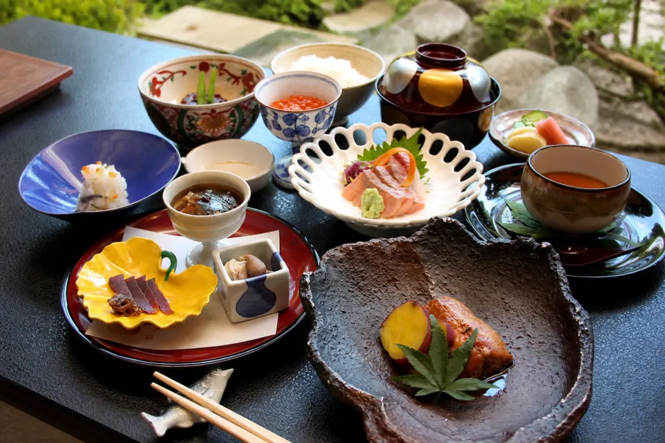 料亭 能登新の塩引き鮭と造りを含む鮭会席