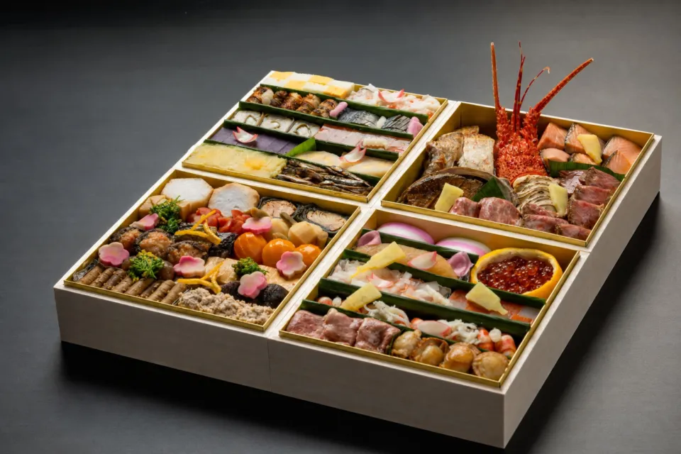 料亭 能登新の四段重に詰めた能登新のおせち料理