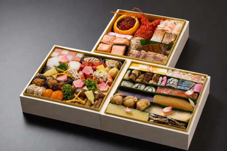 料亭 能登新の三段重に詰めた能登新のおせち料理