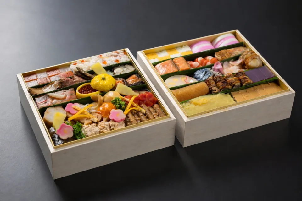 料亭 能登新の二段重に詰めた能登新のおせち料理